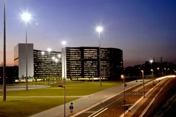 Homem que fazia manutenção em poste cai após caçamba de caminhão tombar na Cidade Administrativa