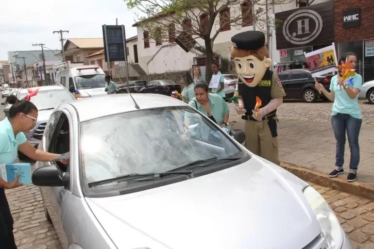 Em Santa Bárbara, blitz educativa alerta contra o trabalho infantil Em Santa Bárbara, blitz educativa alerta contra o trabalho infantil