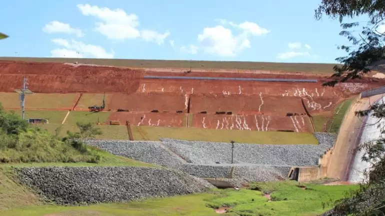 Vale explica linhas brancas em alteamento da barragem do Itabiruçu Vale explica linhas brancas em alteamento da barragem do Itabiruçu