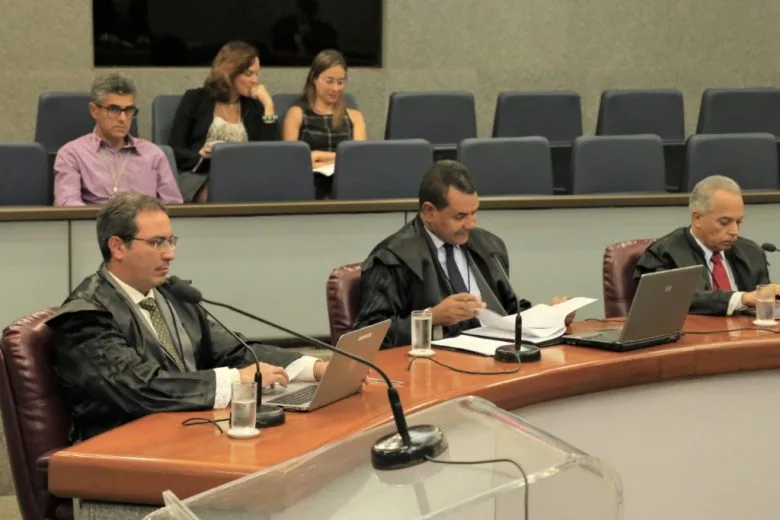 TCE condena cinco servidores da Educação a devolver mais de R$ 1 milhão aos cofres públicos TCE condena cinco servidores da Educação a devolver mais de R$ 1 milhão aos cofres públicos