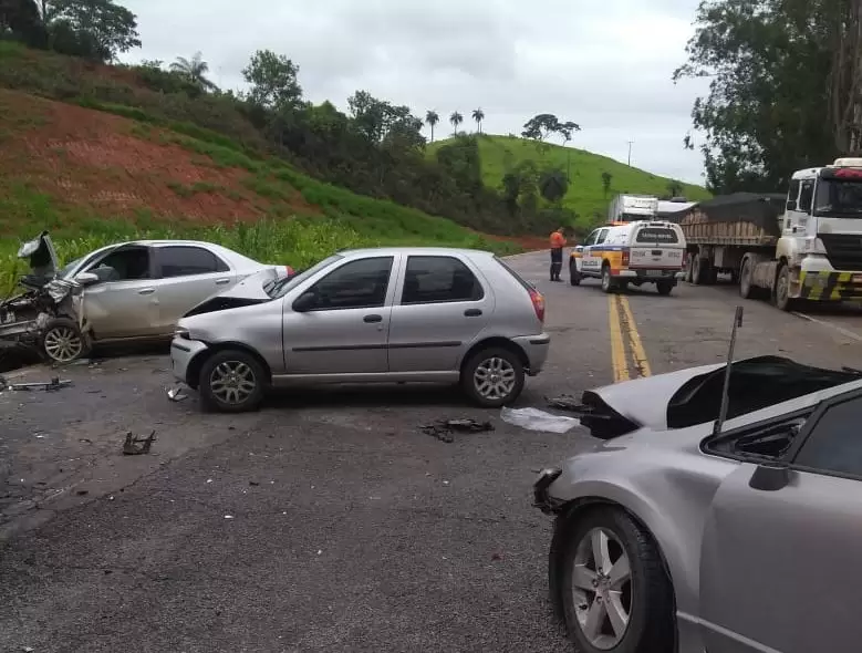 BR-381: Acidente envolvendo três carros mata uma criança BR-381: Acidente envolvendo três carros mata uma criança