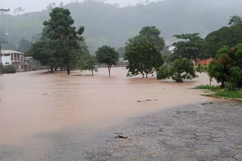 Chuva em Santa Maria obriga moradores a abandonarem casas de botes Chuva em Santa Maria obriga moradores a abandonarem casas de botes