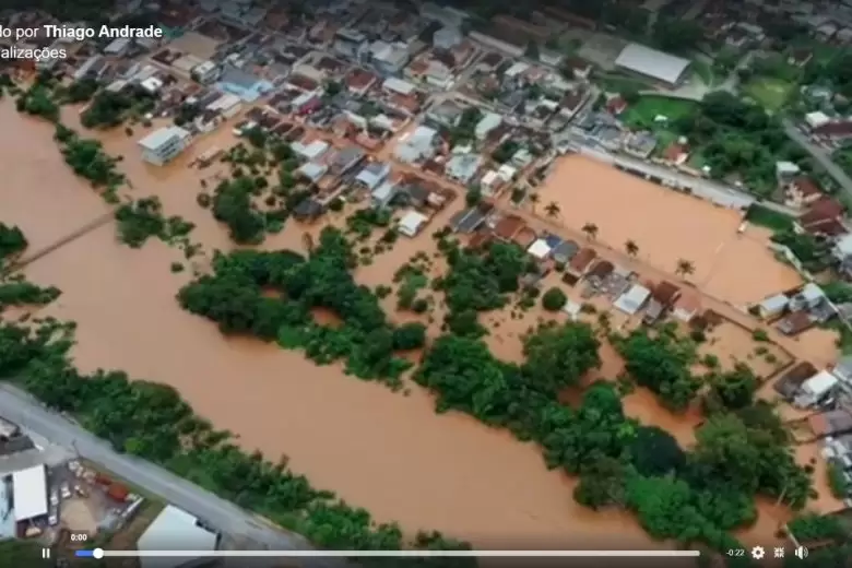 Rio sobe quase sete metros e deixa moradores desalojados em Nova Era Rio sobe quase sete metros e deixa moradores desalojados em Nova Era