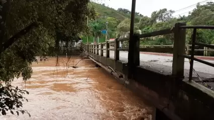Ponte no centro de Rio Piracicaba apresenta fissura vertical e permanece interditada Ponte no centro de Rio Piracicaba apresenta fissura vertical e permanece interditada