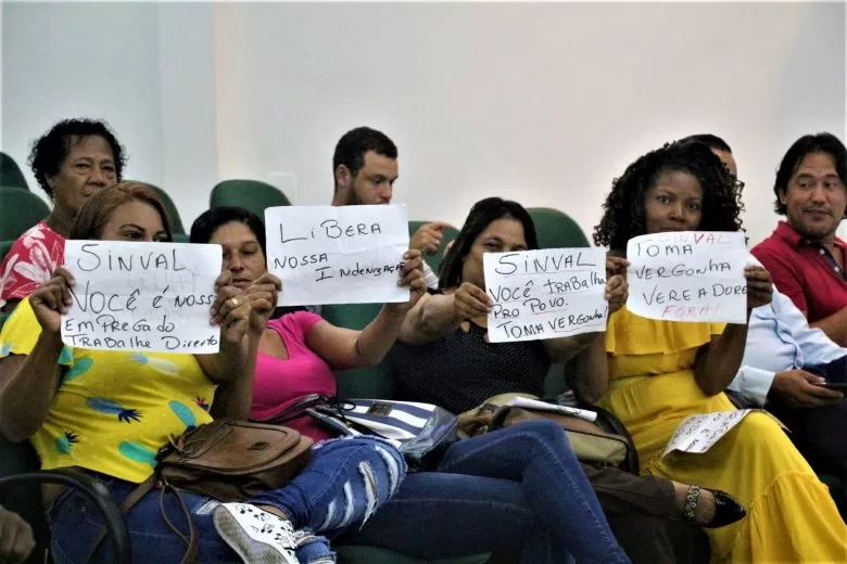 Sem auxílio, moradores atingidos pela enchente em Monlevade querem fechar avenida em protesto Sem auxílio, moradores atingidos pela enchente em Monlevade querem fechar avenida em protesto