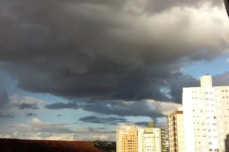 Quarta-feira de tempo nublado e possibilidade de chuva; confira a previsão do tempo