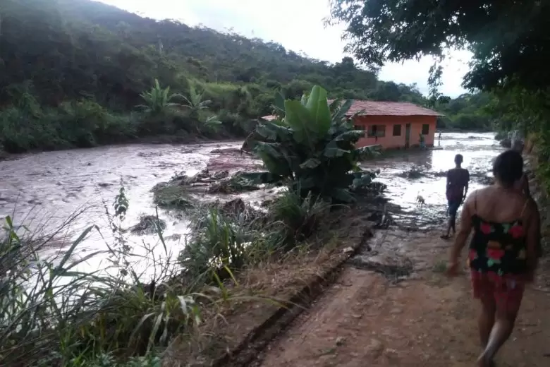 Barragem se rompe e causa danos a famílias no Vale do Jequitinhonha