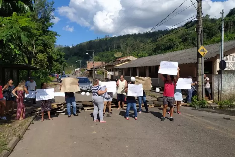 Moradores fecham avenida em protesto contra a Prefeitura em Monlevade Moradores fecham avenida em protesto contra a Prefeitura em Monlevade