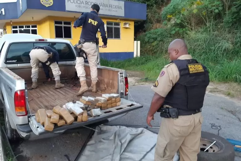PRF apreende 48kg de maconha que seriam distribuídos em João Monlevade PRF apreende 48kg de maconha que seriam distribuídos em João Monlevade