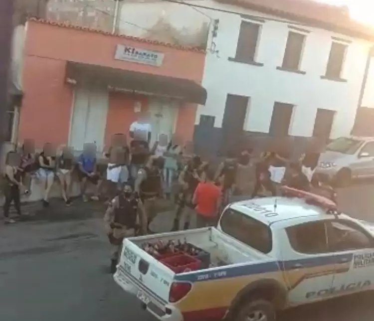 Operação da PM acaba com farra de mais de 100 pessoas no final de semana Operação da PM acaba com farra de mais de 100 pessoas no final de semana