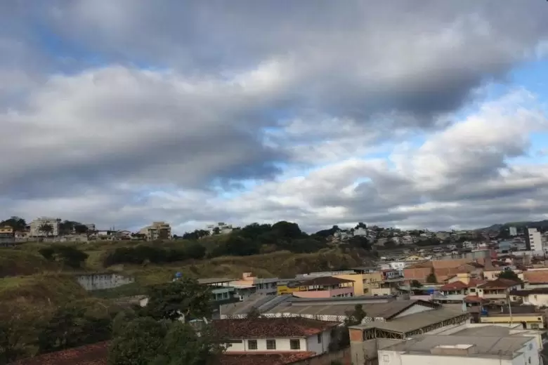 Chuviscos e muito calor: confira a previsão do tempo para esta quinta-feira em Itabira