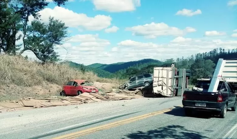 Acidente com carreta causa congestionamento na BR-381 em Bela Vista de Minas