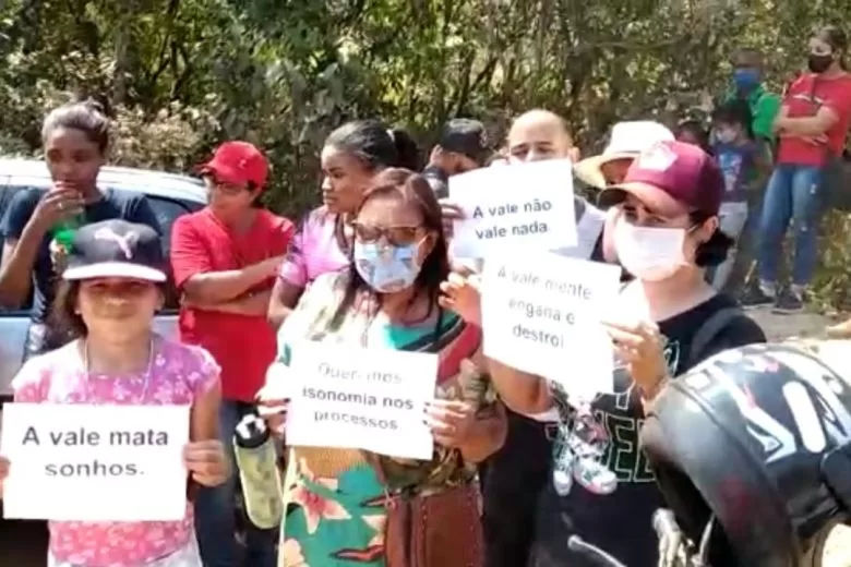 Atingidos por barragem de Barão invadem área evacuada e retornam às suas casas Atingidos por barragem de Barão invadem área evacuada e retornam às suas casas