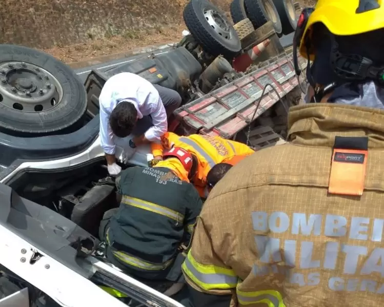 Motorista é resgatado pelos bombeiros após acidente com caminhão na Serra do Cipó