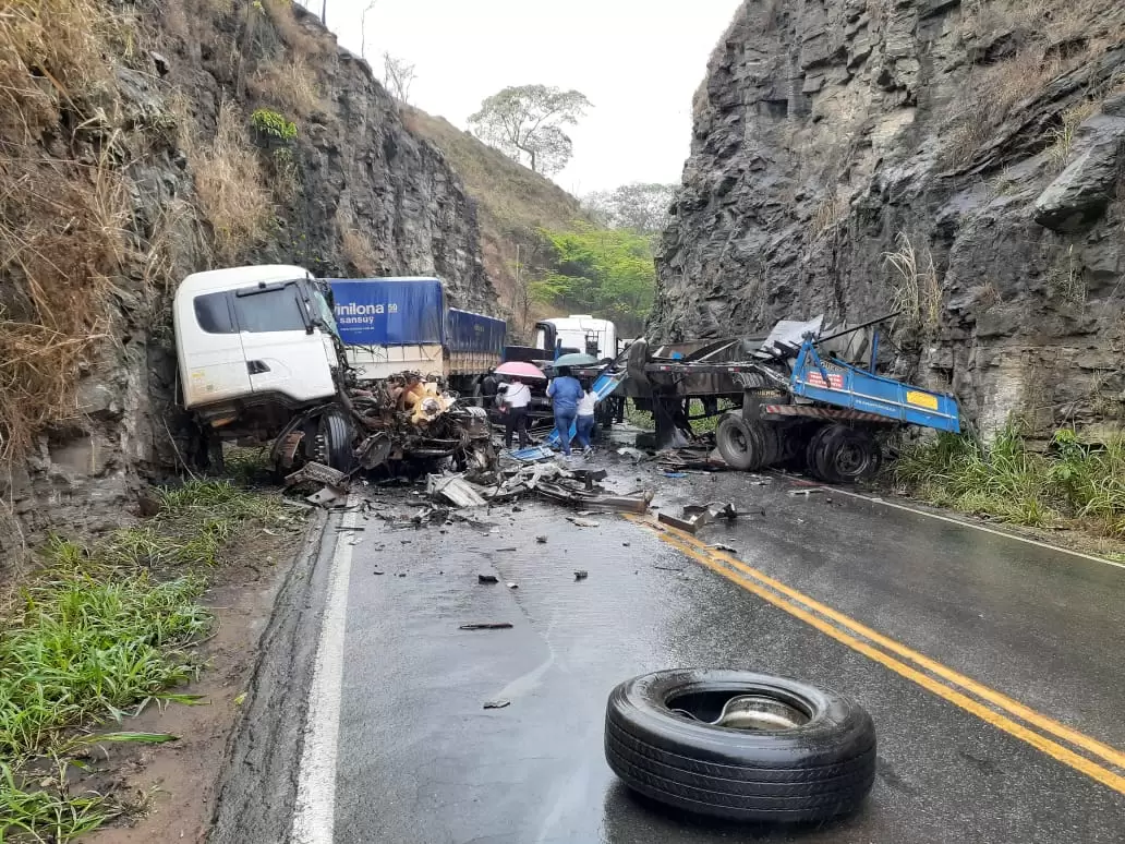 Colisão entre carretas interdita rodovia MG-329 em Ponte Nova