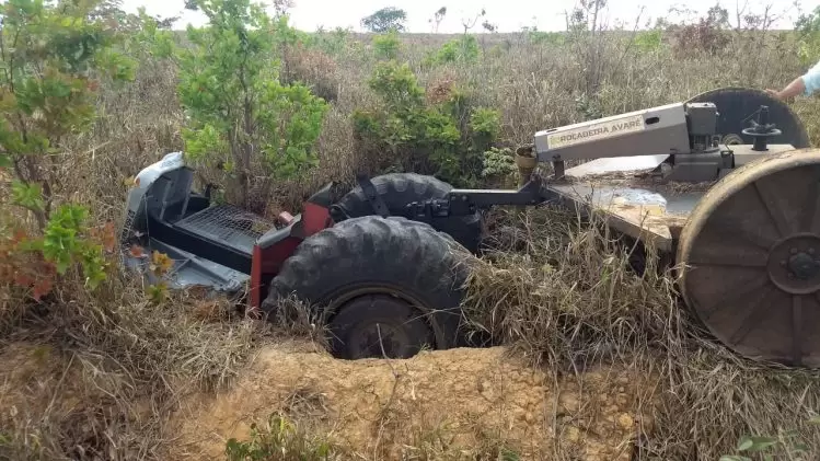 Homem morre após cair com trator dentro de buraco