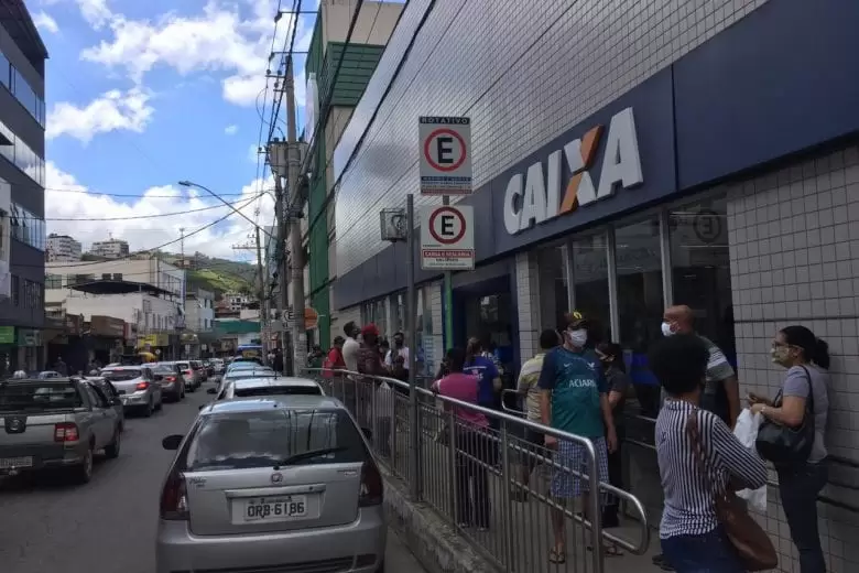 Fila extensa na Caixa Econômica de Monlevade nesta quinta (05)