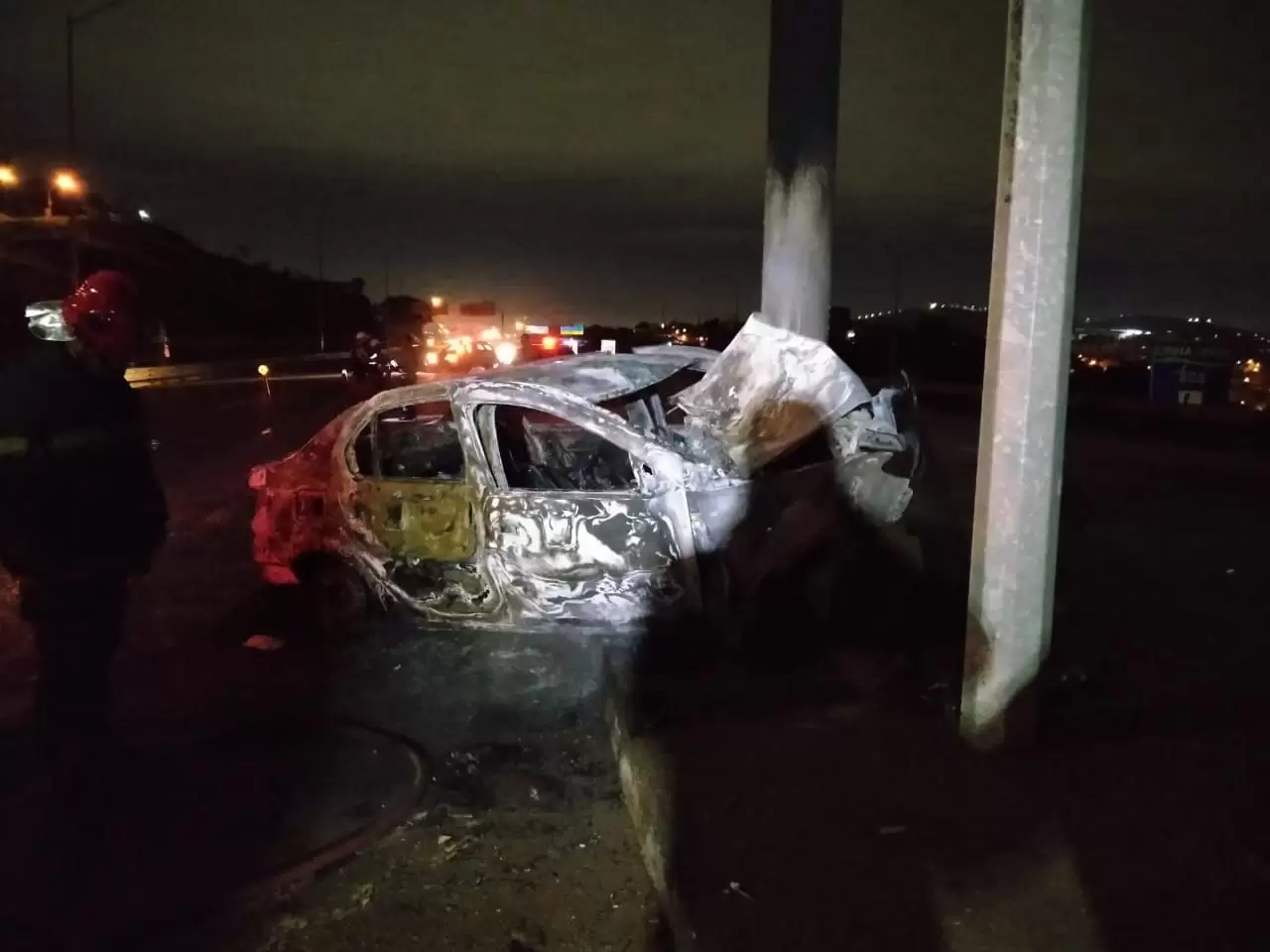 Motorista morre carbonizado após colidir contra um poste na MG-010