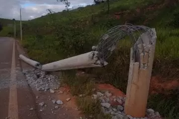 Motorista é socorrido após colidir contra poste na MGC-120