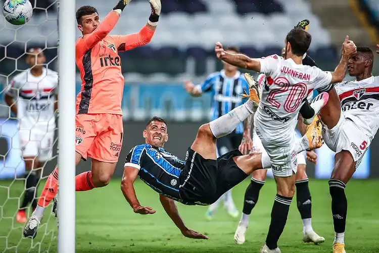 Grêmio vence São Paulo e abre vantagem na semifinal da Copa do Brasil Grêmio vence São Paulo e abre vantagem na semifinal da Copa do Brasil