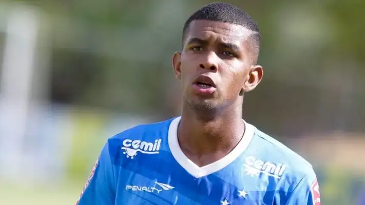 Após sofrer parada cardiorrespiratória, ex-meia do Cruzeiro morre aos 24 anos