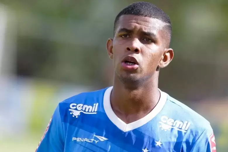 Após parada cardiorrespiratória, ex-meia do Cruzeiro morre aos 24 anos Após parada cardiorrespiratória, ex-meia do Cruzeiro morre aos 24 anos