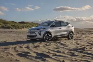 Chevrolet revela novo visual do Bolt e lança SUV do elétrico