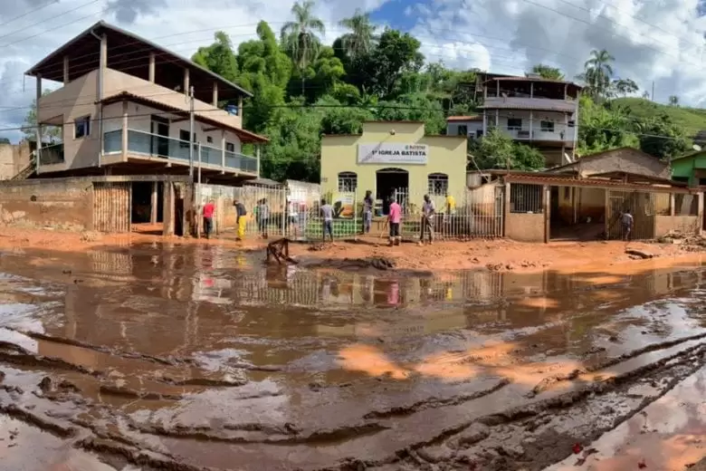 Fieis se unem para superar tragédia em Santa Maria de Itabira Fieis se unem para superar tragédia em Santa Maria de Itabira