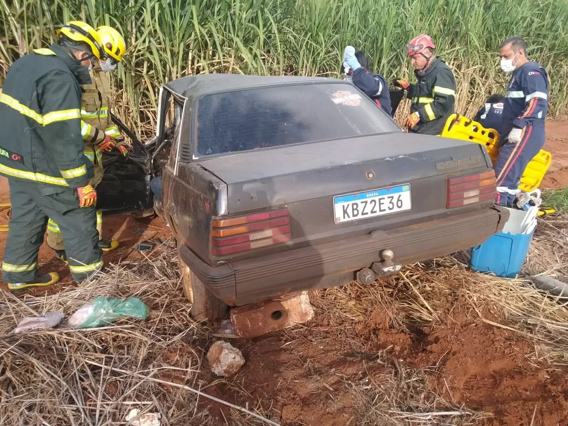 Motorista fica preso às ferragens em acidente na MGC-154