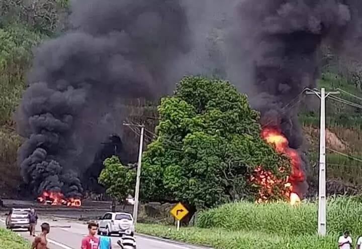 Caminhão tanque capota e explode na BR-040; veja vídeo Caminhão tanque capota e explode na BR-040; veja vídeo
