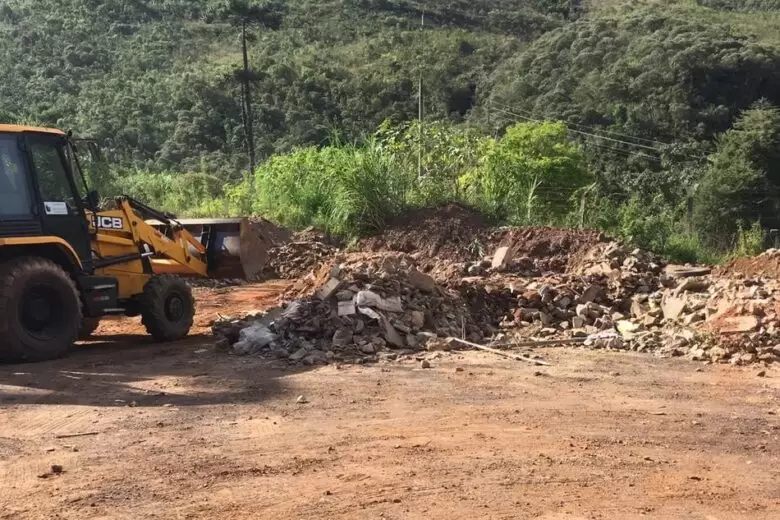 Concessionária de água e esgoto faz bota-fora em área preservada e trava impasse com Prefeitura de Ouro Preto Concessionária de água e esgoto faz bota-fora em área preservada e trava impasse com Prefeitura de Ouro Preto