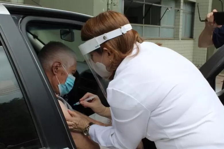 Monlevade libera terceira dose de vacina contra o coronavírus em idosos acamados Monlevade libera terceira dose de vacina contra o coronavírus em idosos acamados