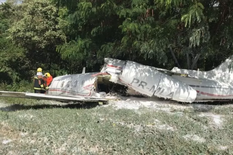 Acidente com avião mobiliza bombeiros no aeroporto da Pampulha Acidente com avião mobiliza bombeiros no aeroporto da Pampulha