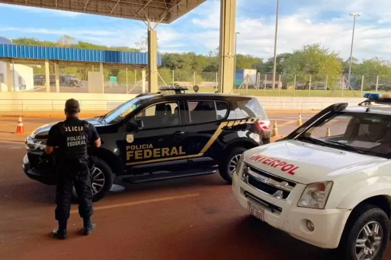 Polícia Federal prende mineiro procurado pela Interpol por fugir com criança para o Paraguai Polícia Federal prende mineiro procurado pela Interpol por fugir com criança para o Paraguai
