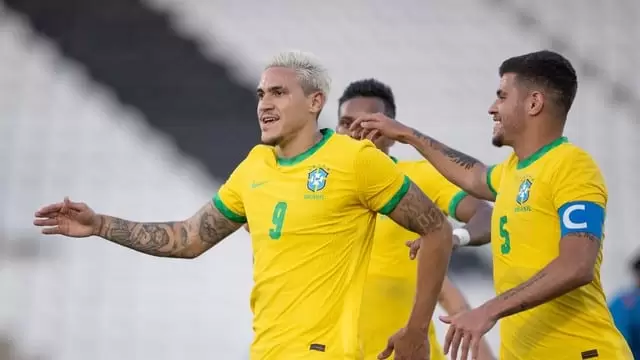 Com jogos do Brasil entre preferidos, Fifa já vendeu 2,4 mi de ingressos para Copa Com jogos do Brasil entre preferidos, Fifa já vendeu 2,4 mi de ingressos para Copa