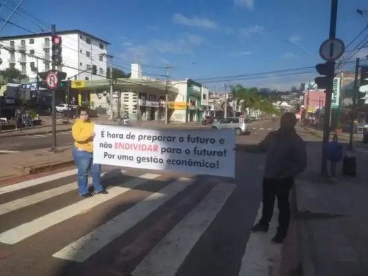 Manifestações contrárias a empréstimo de R$ 70,15 milhões antecedem reunião da Câmara