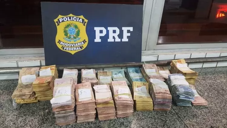 PRF apreende mais de R$ 100 mil durante fiscalização em Sabará PRF apreende mais de R$ 100 mil durante fiscalização em Sabará