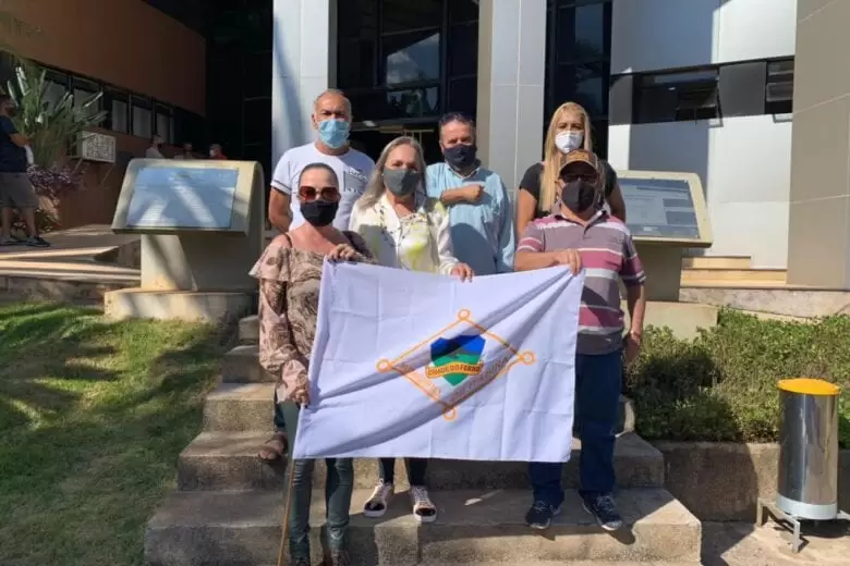 Grupo pró-empréstimo protesta no acesso à Câmara Grupo pró-empréstimo protesta no acesso à Câmara