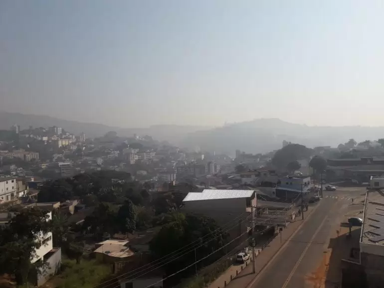 Fumaça de incêndio invade o céu nos bairros Gabiroba e Jardim dos Ipês