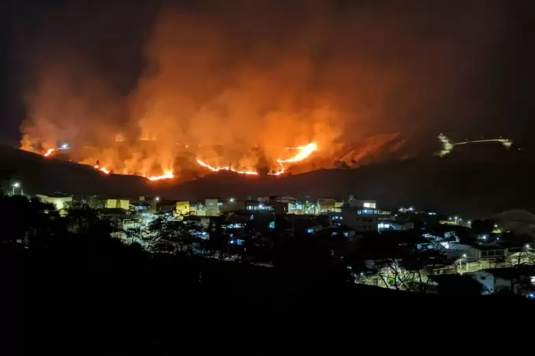 “Temos um efeito cascata”, diz tenente dos Bombeiros sobre incêndios em Itabira “Temos um efeito cascata”, diz tenente dos Bombeiros sobre incêndios em Itabira