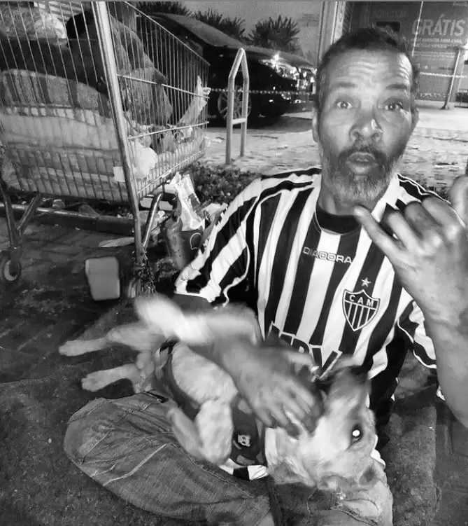 Projeto ‘Galo de Rua’ doa camisas do Atlético-MG para torcedores em situação de rua em BH