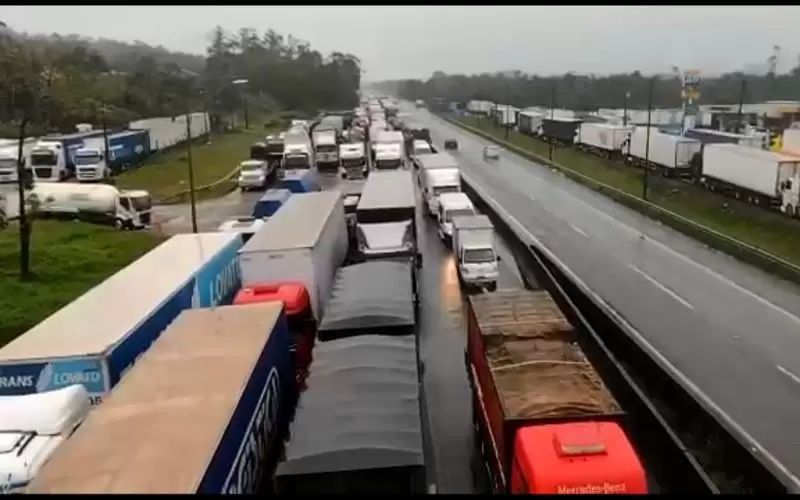 Caminhoneiros paralisam estradas em seis estados; Minas não registrou greve Caminhoneiros paralisam estradas em seis estados; Minas não registrou greve