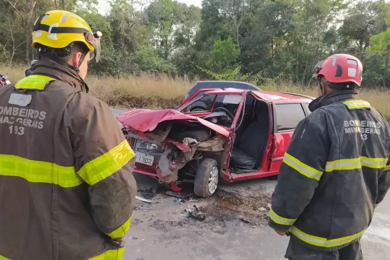 Homem fica preso às ferragens depois de acidente envolvendo três carros em Contagem