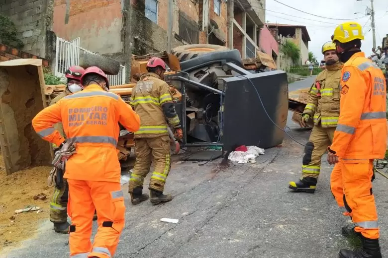 Homem tem perna amputada em acidente com trator em Belo Horizonte Homem tem perna amputada em acidente com trator em Belo Horizonte