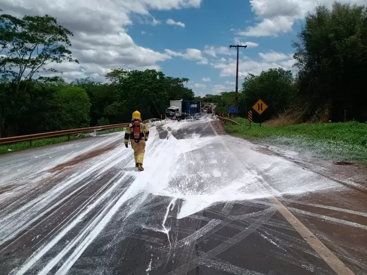 Bombeiros são mobilizados em acidente com produtos tóxicos na BR-365
