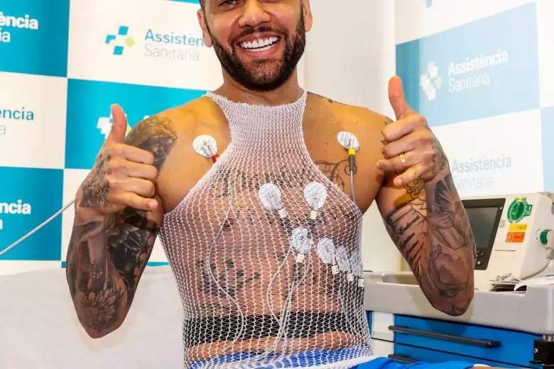 Barcelona: Daniel Alves é aprovado em exames e será apresentado na quarta-feira Barcelona: Daniel Alves é aprovado em exames e será apresentado na quarta-feira