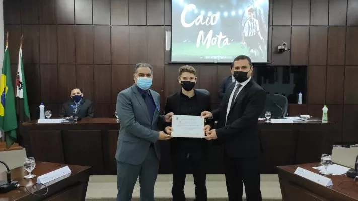 Caio Lourenço, jogador monlevadense do Atlético Mineiro, é homenageado na Câmara