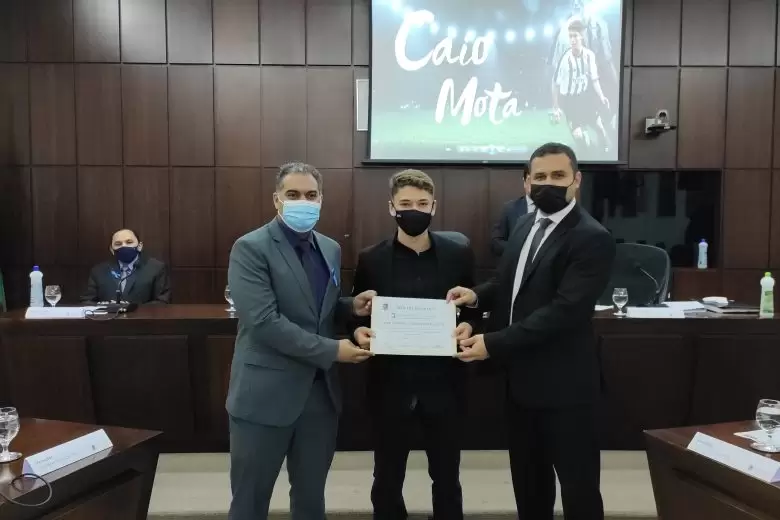 Caio Lourenço, jogador monlevadense do Atlético Mineiro, é homenageado na Câmara