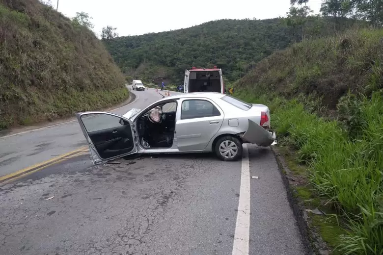 Padre é socorrido após acidente na estrada de Nova Era