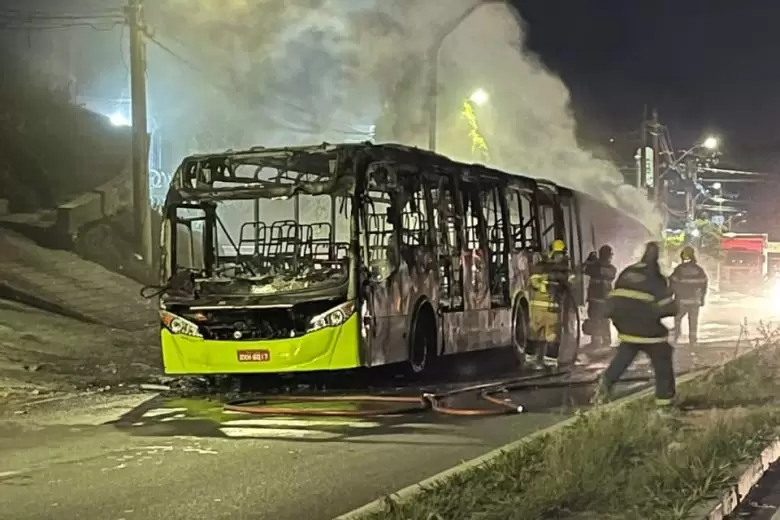 Ônibus pega fogo em Belo Horizonte após possível pane elétrica Ônibus pega fogo em Belo Horizonte após possível pane elétrica